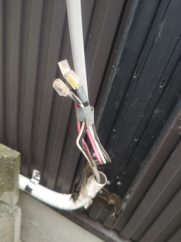 エアコンの電線を途中で接続・継ぎ足しているように見える箇所