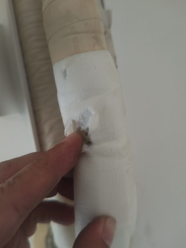 エアコン配管の保温材にできた切れ目