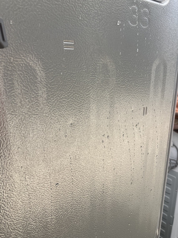 冷蔵庫の背面に付いた水滴