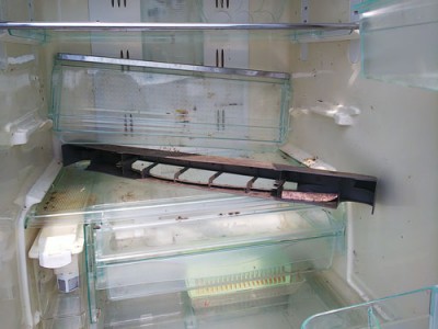 ひどく汚れている冷蔵庫